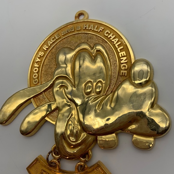 Disney Goofy's Race and a Half Challenge 2009 Gold Tone Collectible Goofy Medal - Picture 4 of 14